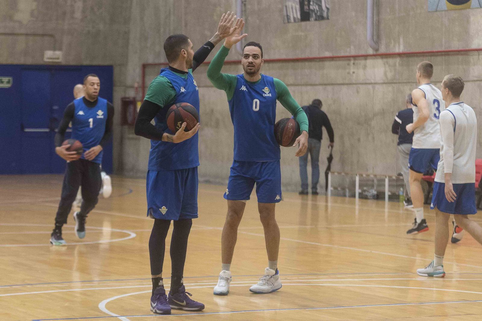 Obi choca la mano con Nacho Martín durante un entrenamiento.