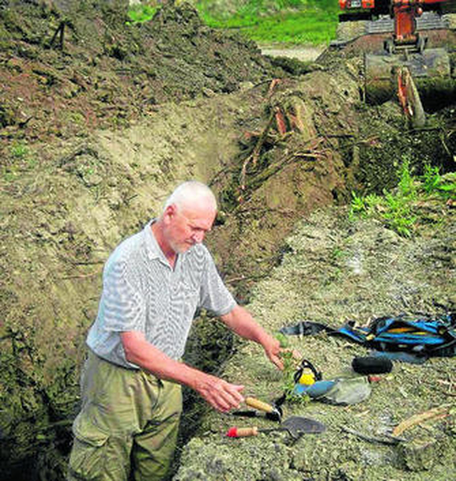 El experto norteamericano John Schmidt recogiendo sedimentos del río.