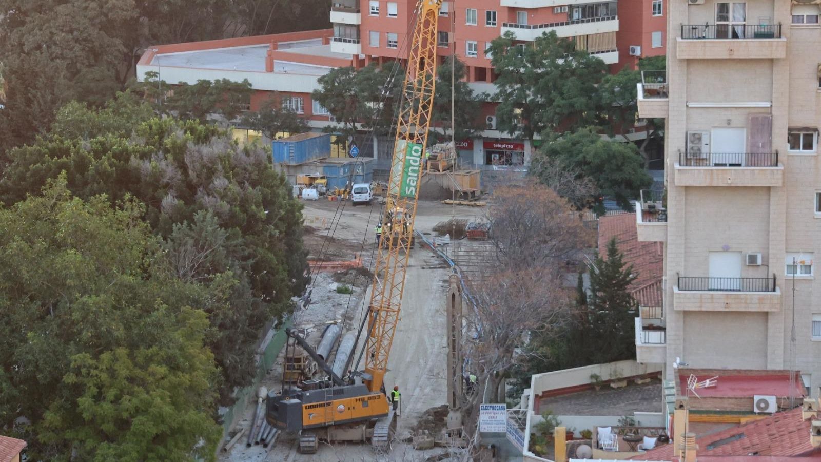 Vista desde arriba de las obras del Metro de Málaga en calle Hilera