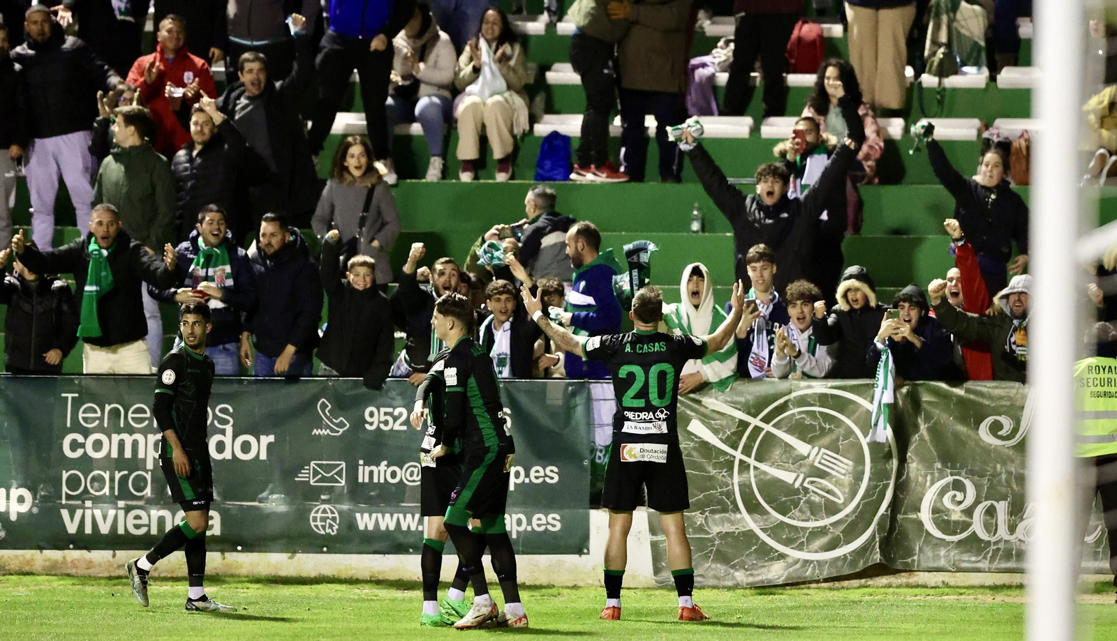 Los jugadores del Córdoba CF celebran el 0-1 en Antequera con su afición.