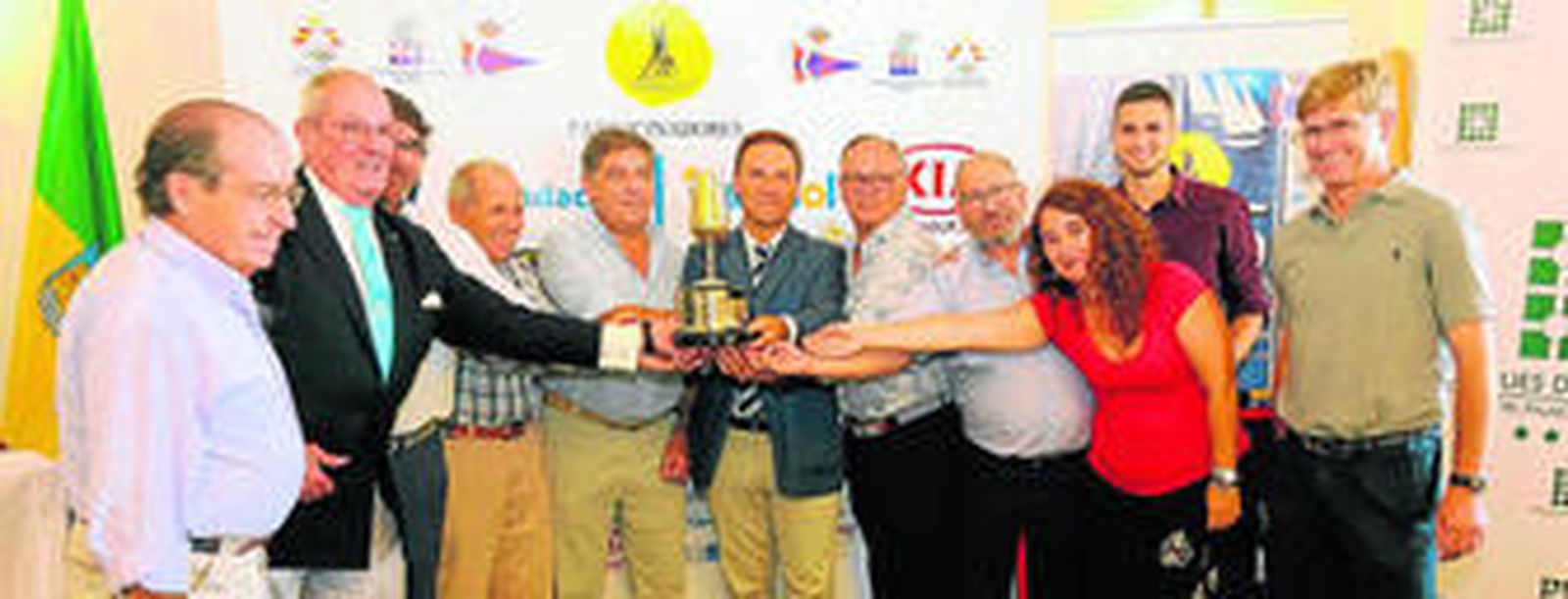 Los asistentes al acto de presentación posan con el catavino de oro.