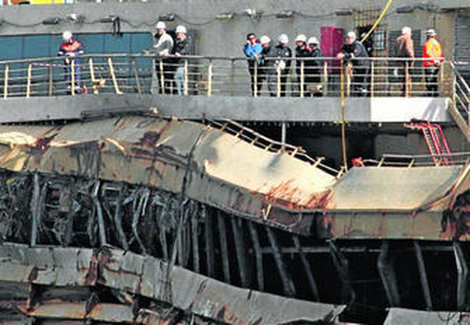 Francesco Schettino (en el centro, sin casco) sube a bordo del crucero, que yace frente a la isla italiana del Giglio. A la derecha, primer plano del capitán