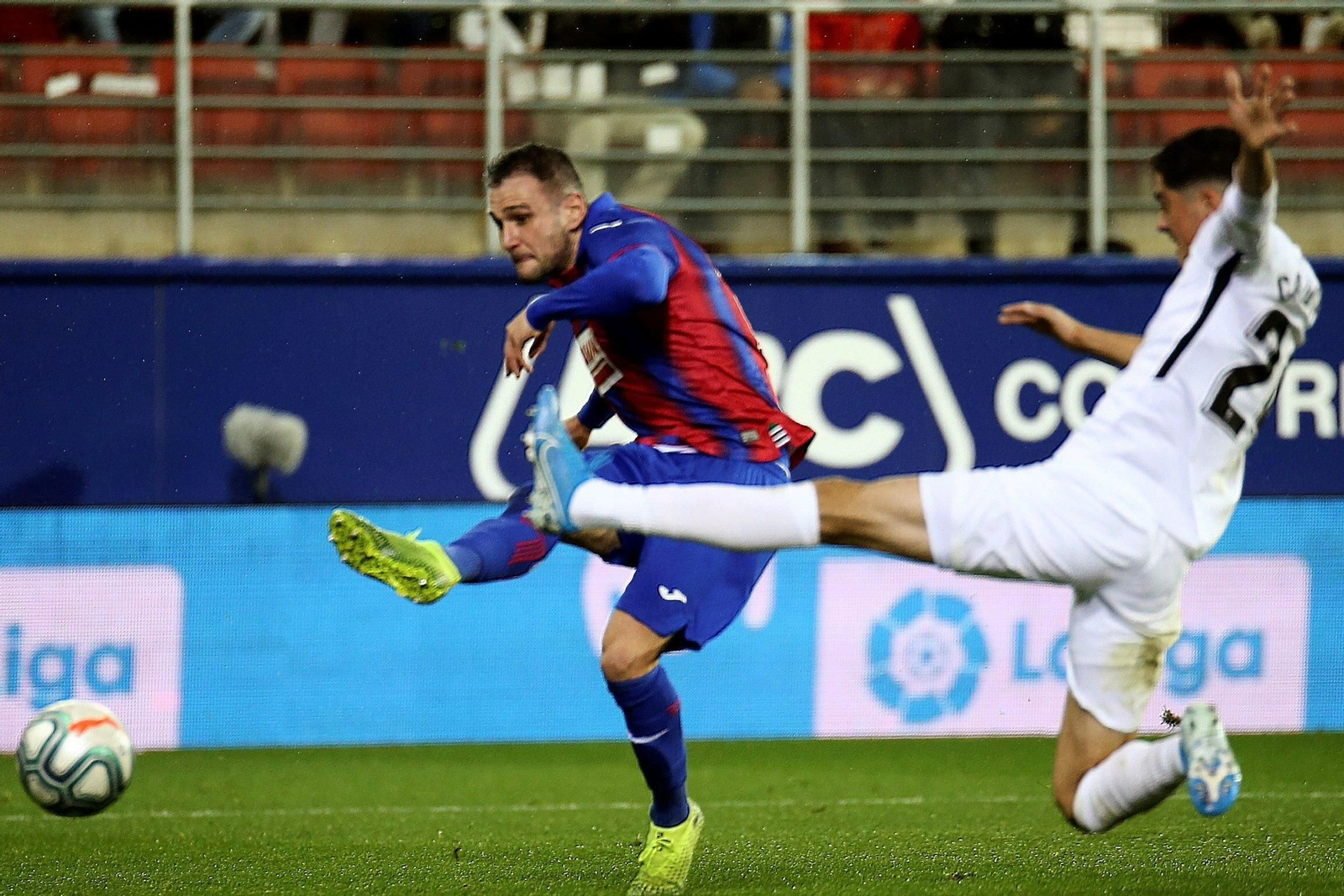 Kike García remata en la acción que supuso el 2-0 del Eibar.