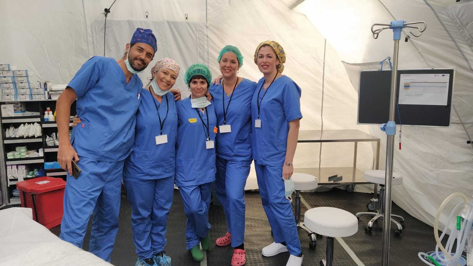 Yolanda López junto a varios compañeros.