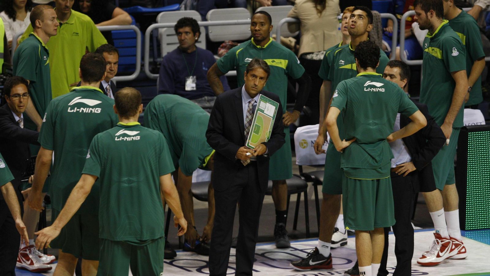 Lima, en su etapa en el Unicaja, en un tiempo muerto de Luis Casimiro.