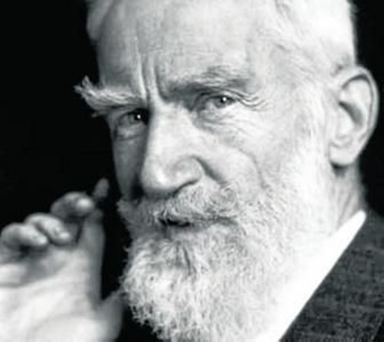 El escritor, dramaturgo y polemista irlandés George Bernard Shaw (Dublín, 1856 - Ayot St. Lawrence, 1950).