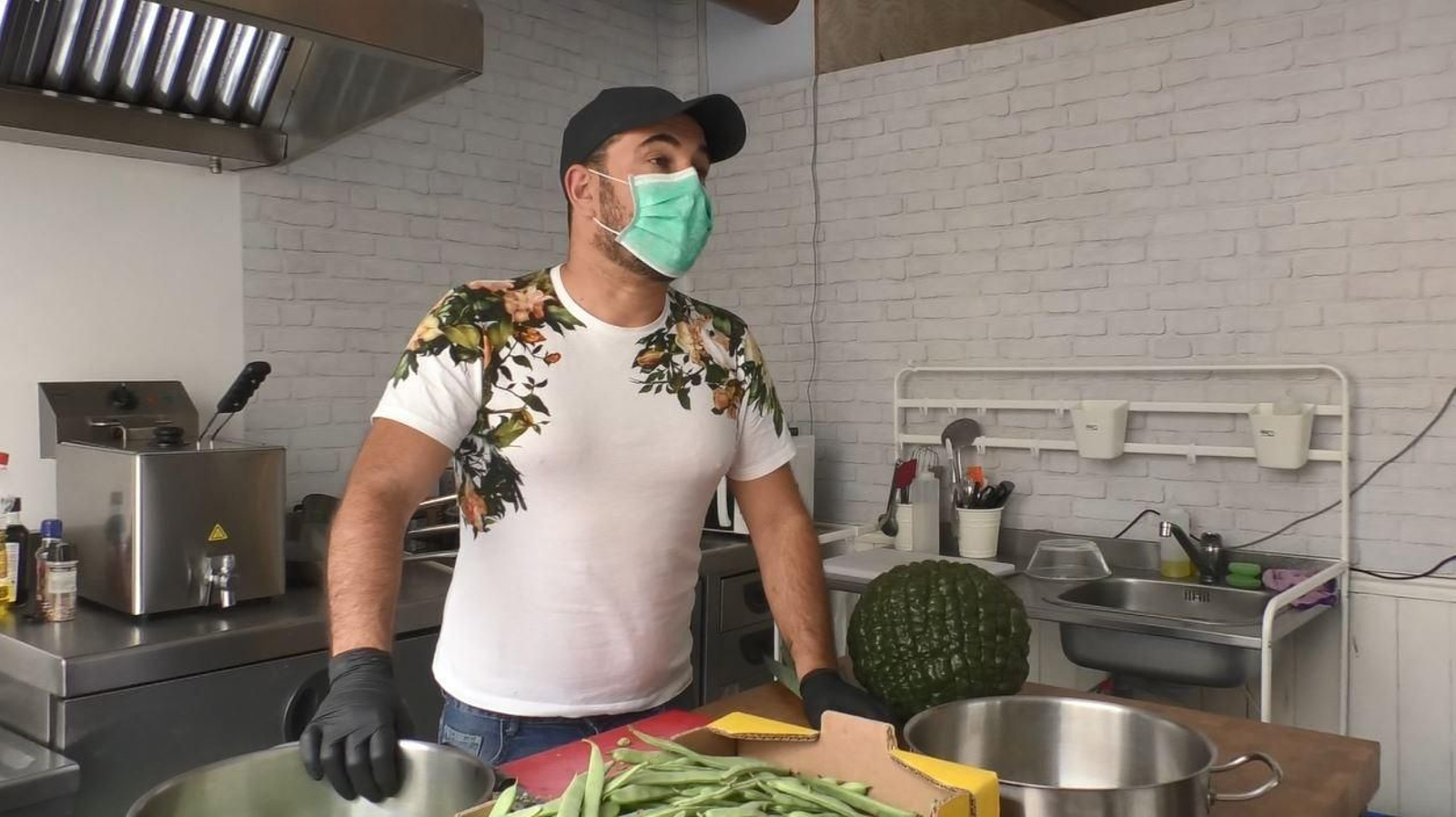 Miguel Muñoz, chef de Amura, preparando los menús que empezará a ofrecer