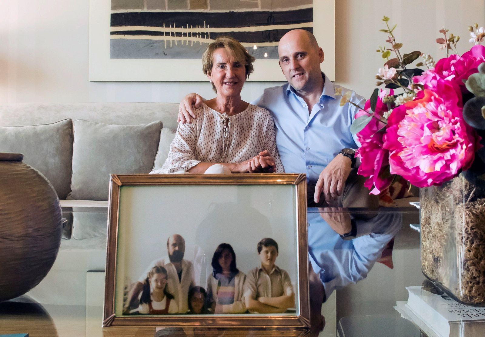 La viuda de José Ignacio Ustarán, asesinato por ETA en 1980, y uno de sus hijos.