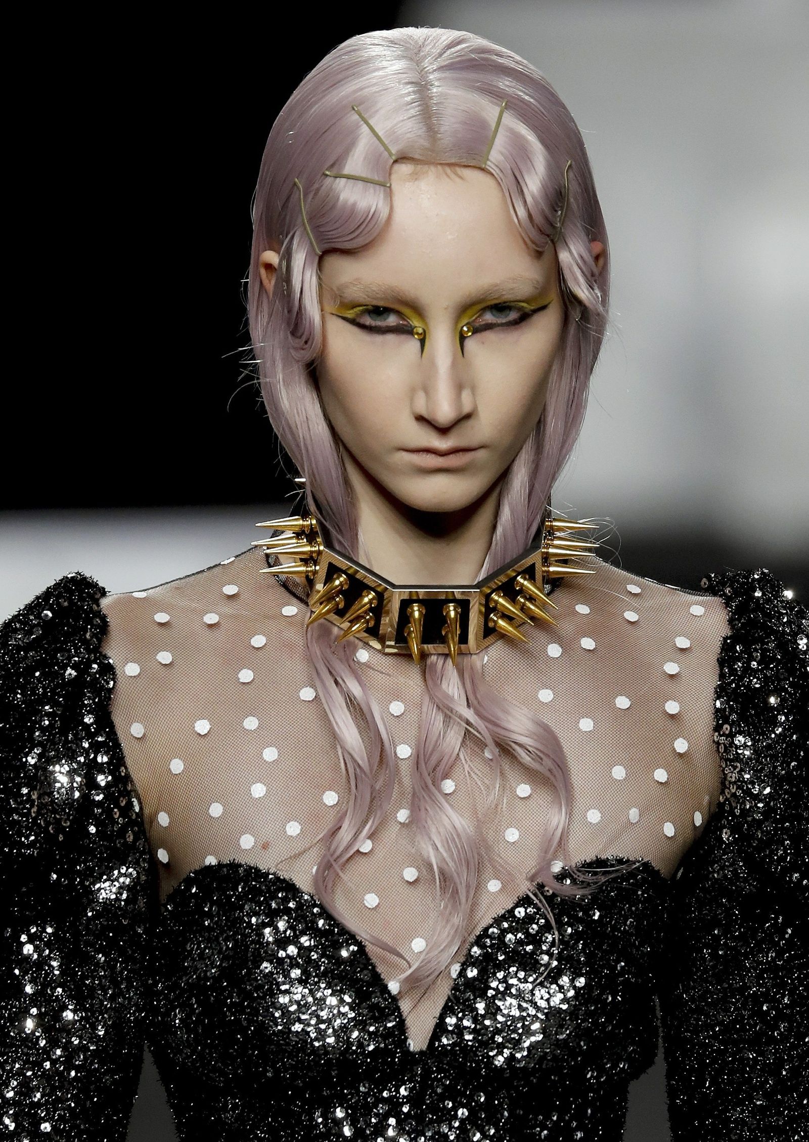 Primer plano de una de las modelos de Ana Locking.