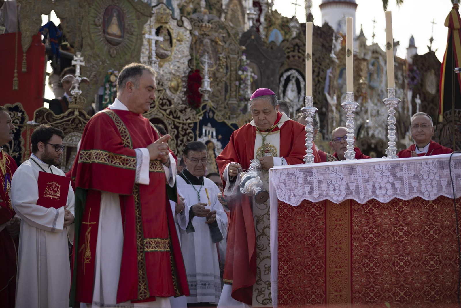 El Rocio 2023: Imágenes de la misa Pontifical del Domingo de Pentecostés