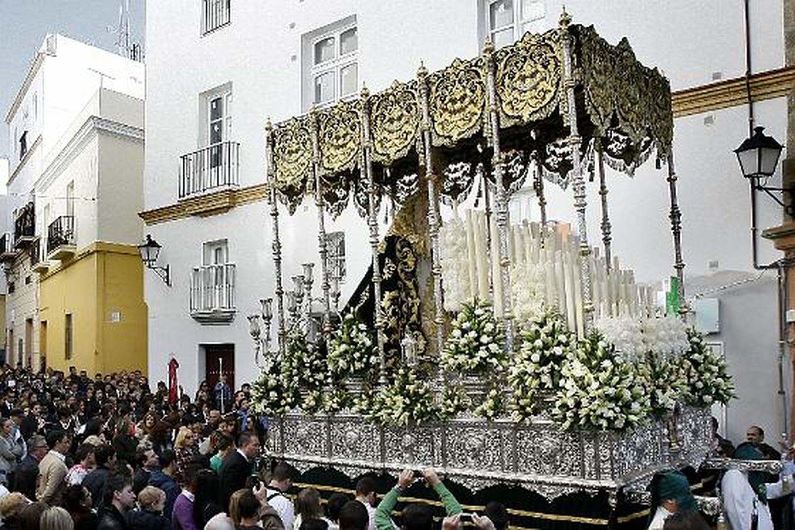 Cientos de gaditanos rinden pleitesía al paso de Cigarreras. /Fotos: Julio González