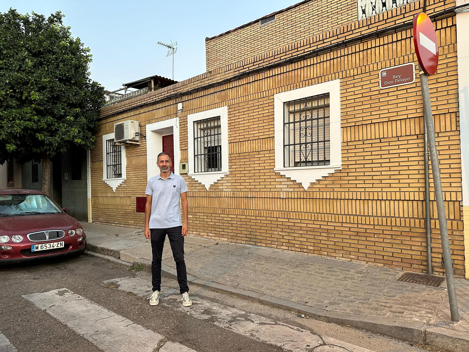 Ángel Ortíz en la calle Rey Don Pelayo. Ángel Ortíz en la calle Rey Don Pelayo.