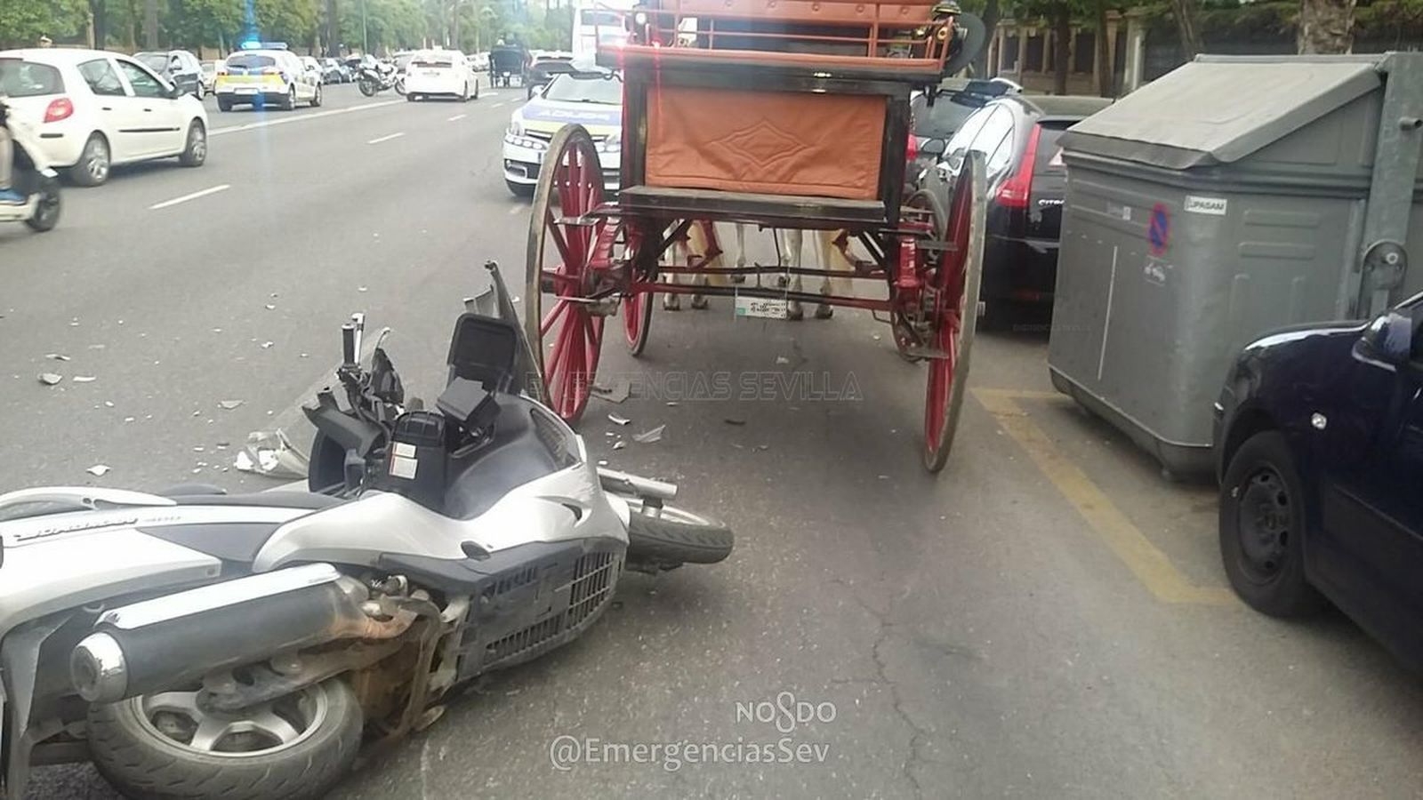 La moto tirada en el suelo tras chocar con el coche de caballos.