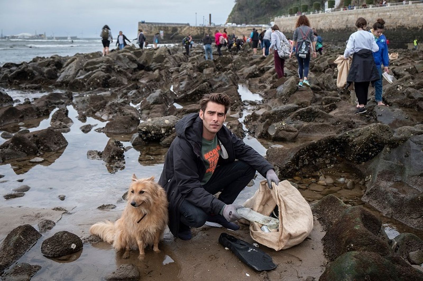 El modelo Jon Kortajarena recoge plásticos en la playa de de Ereaga de la localidad vizcaína de Getxo