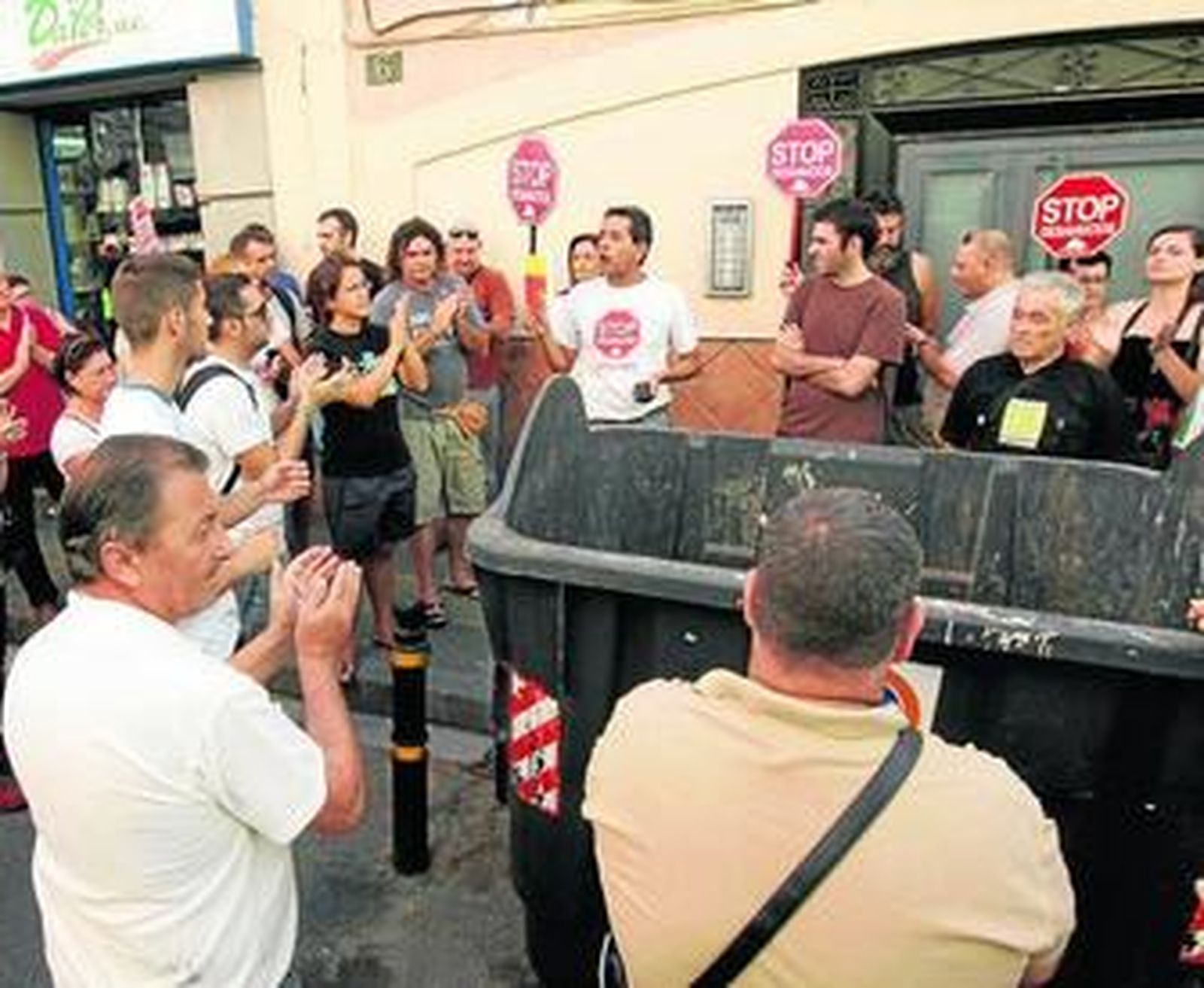 Intento de desahucio de una casa en el Barrio de Pescadería. Todos los días se produce alguno en la provincia.