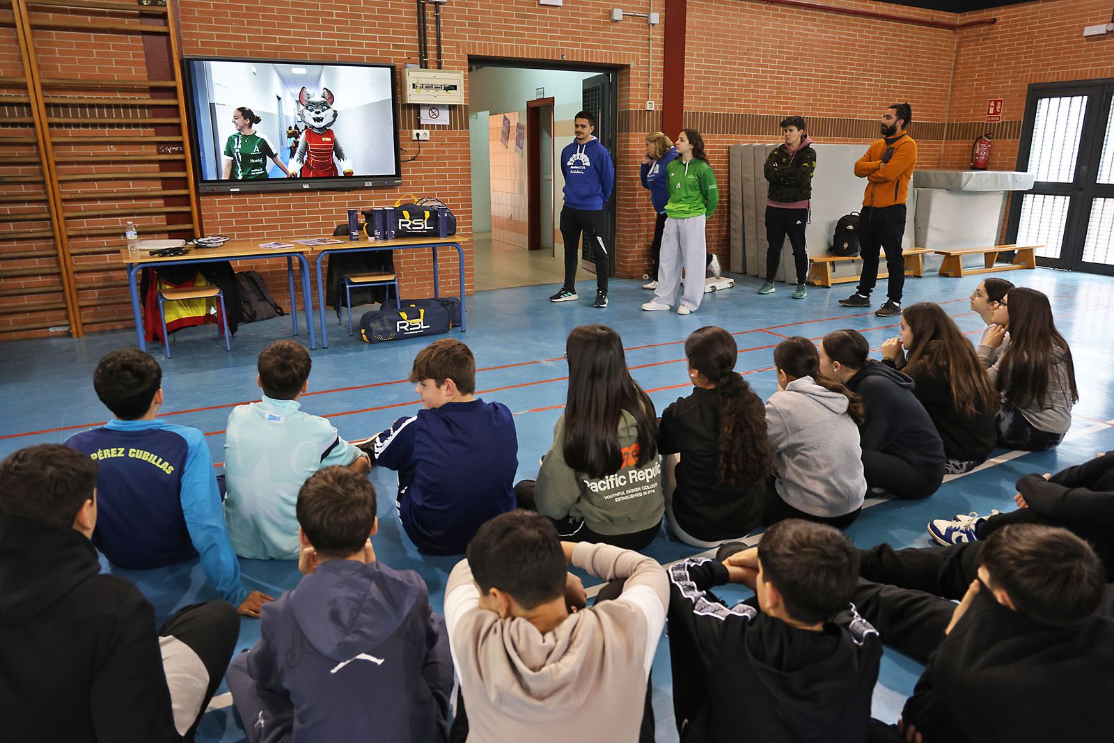 Exhibición práctica con alumnos y alumnas para promocionar el Campeonato de Europa de Bádminton en Huelva