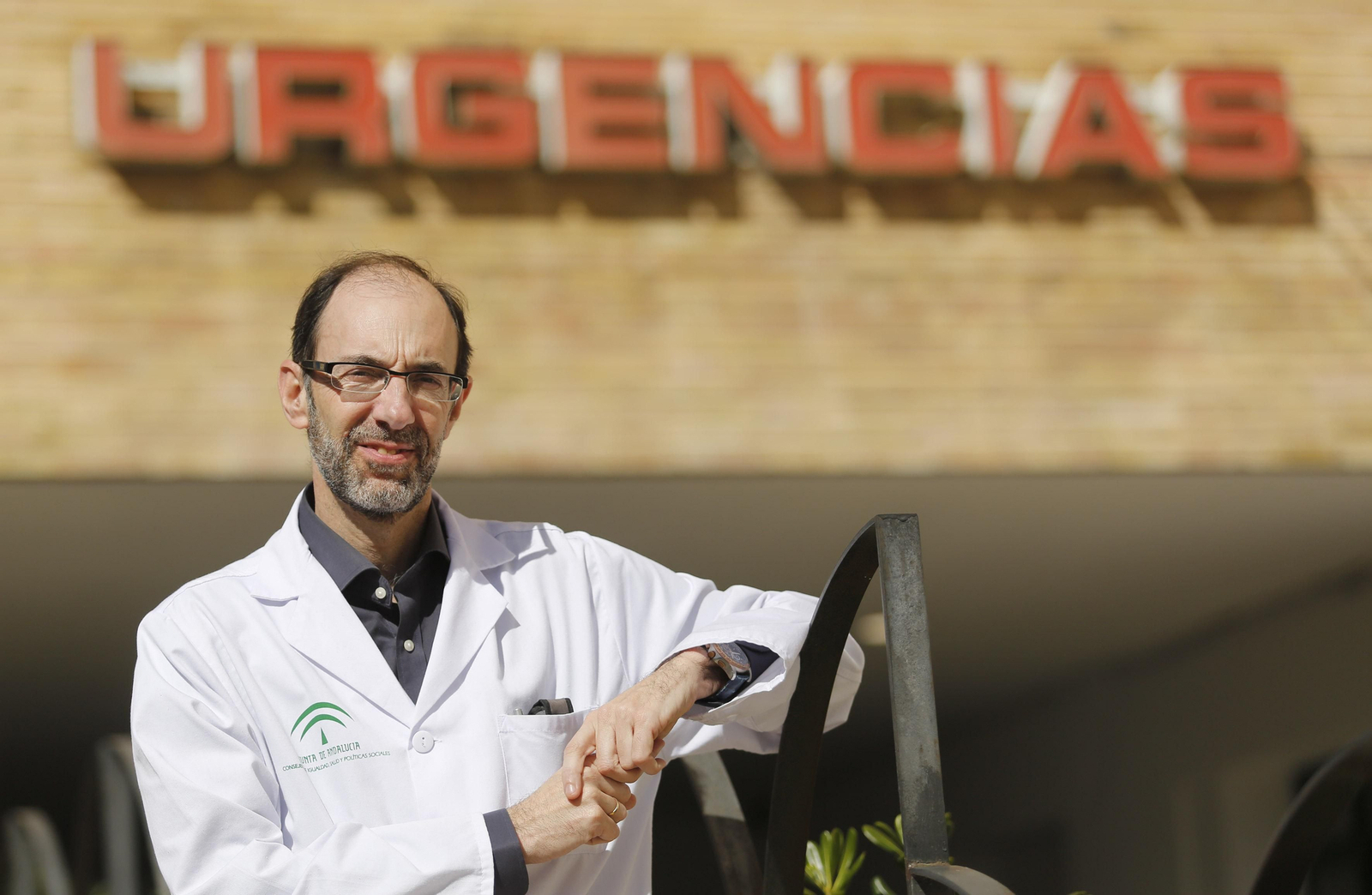 Serrano an la puerta de Urgencias del Hospital Regional.