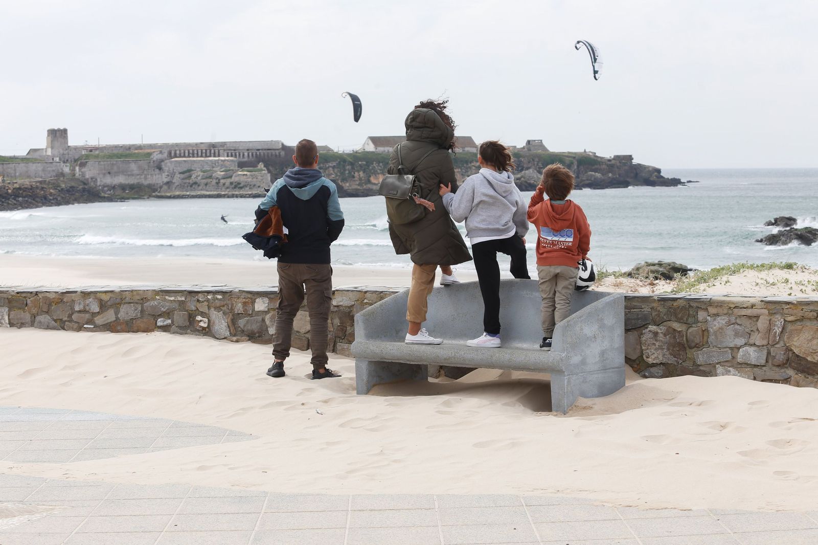 Las fotografías del paseo marítimo de Tarifa cubierto por la arena