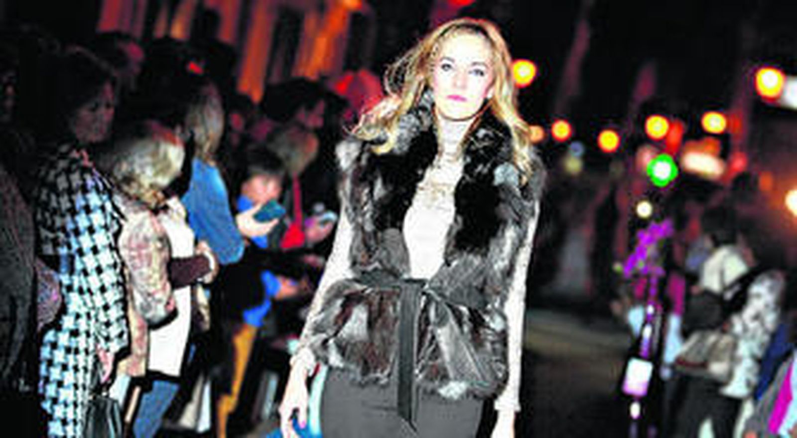 Distintos momentos del desfile de moda en la calle Rábida.