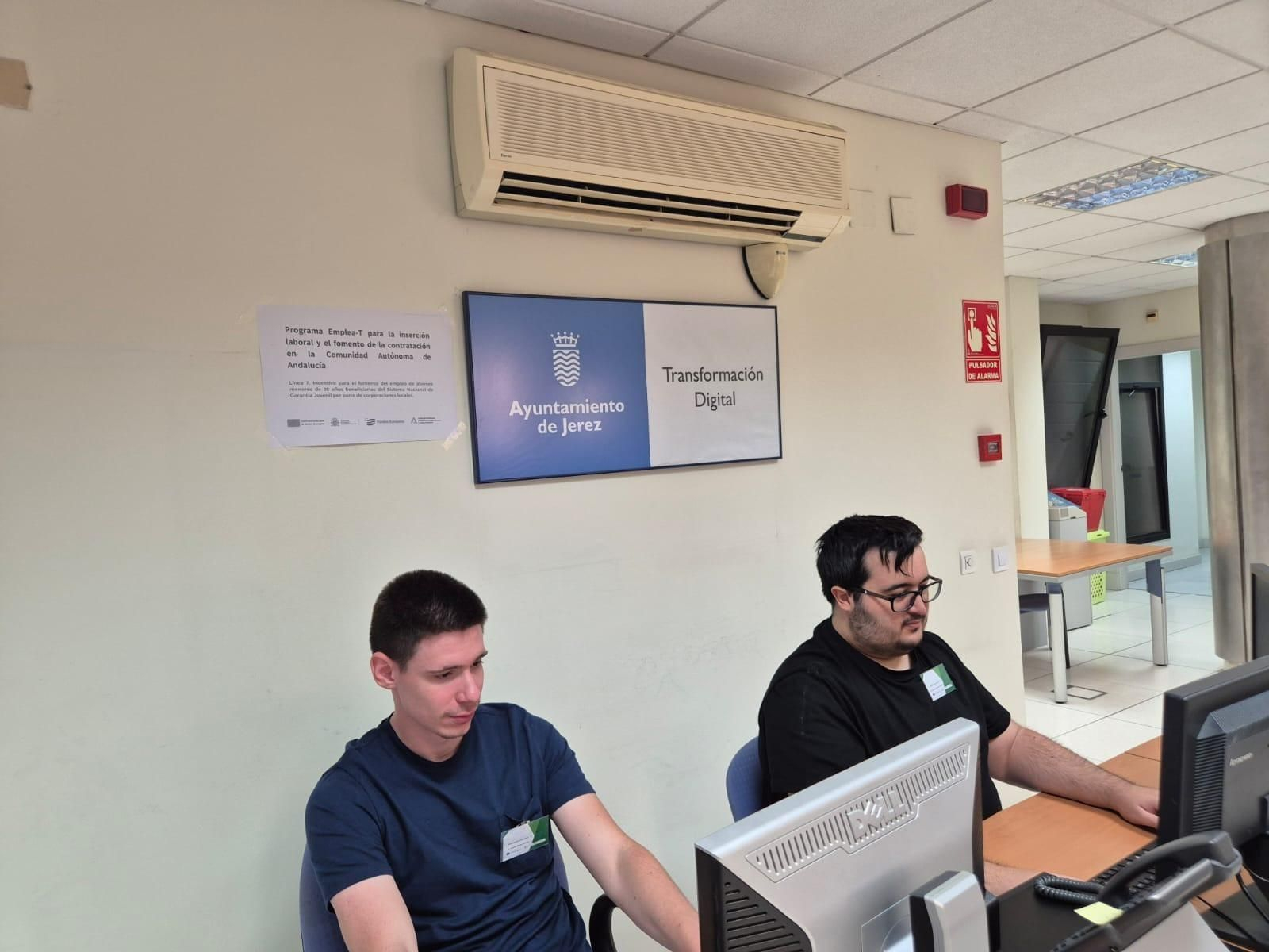 Dos de los jóvenes que han participado el ‘Programa Emplea-T del Ayuntamiento de Jerez para la inserción laboral