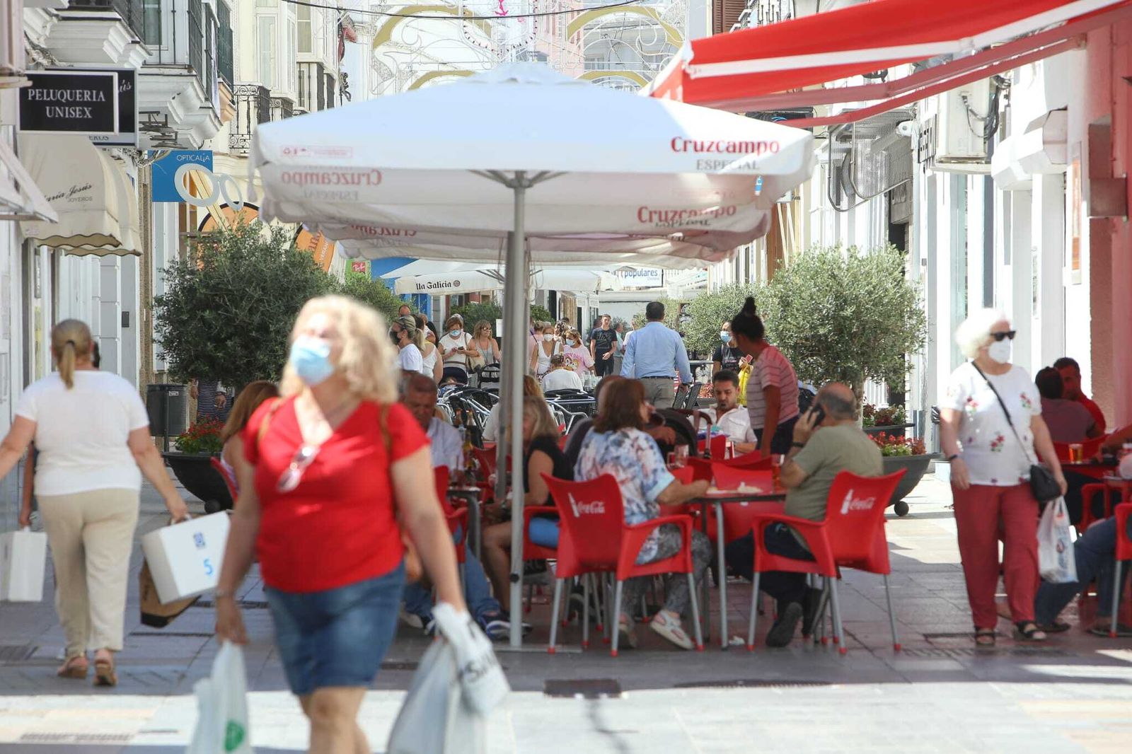 Actividad comercial en el centro de Chiclana esta semana.