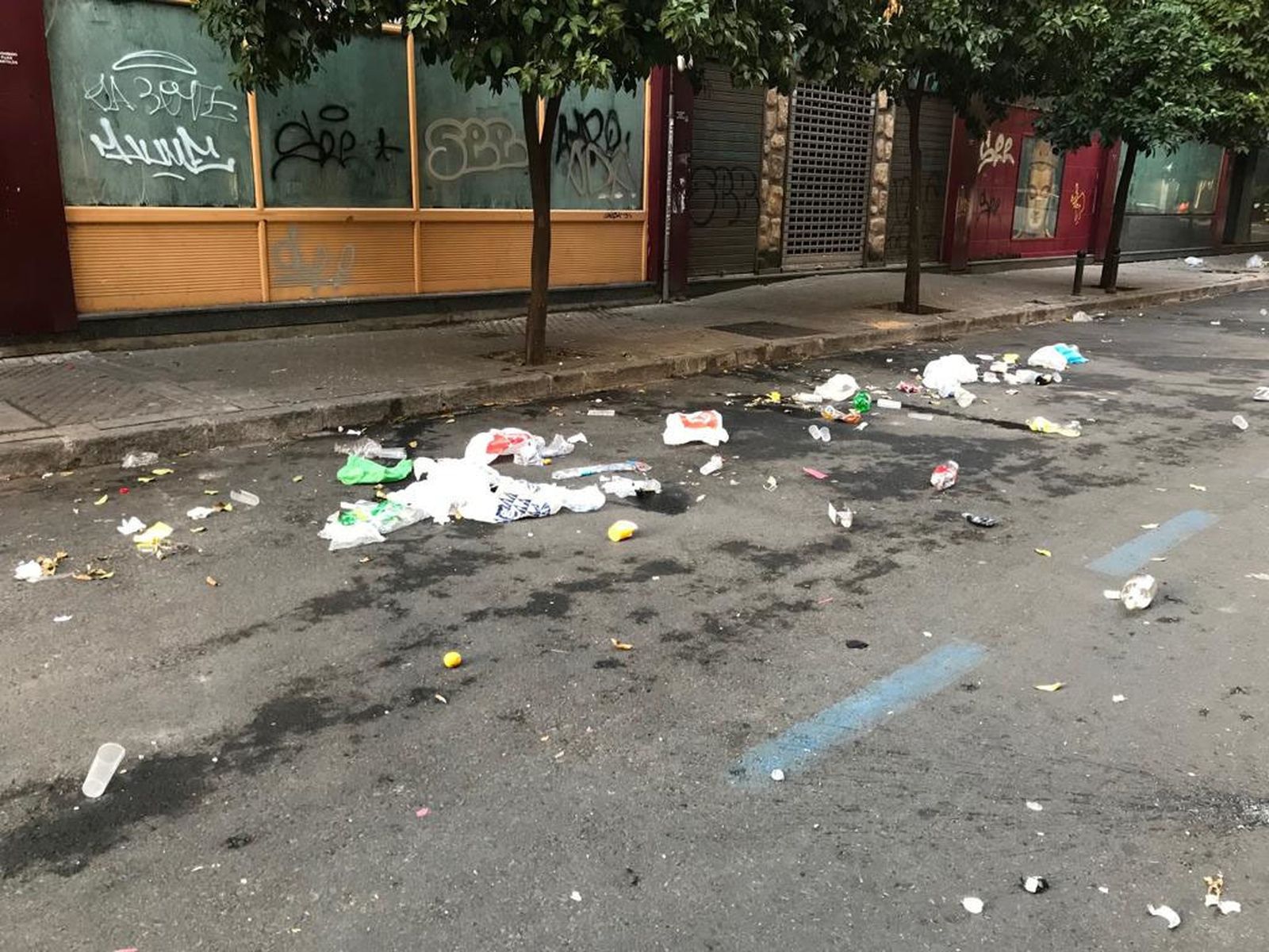 Restos de 'botellona' en Viapol y Parque de los Príncipes