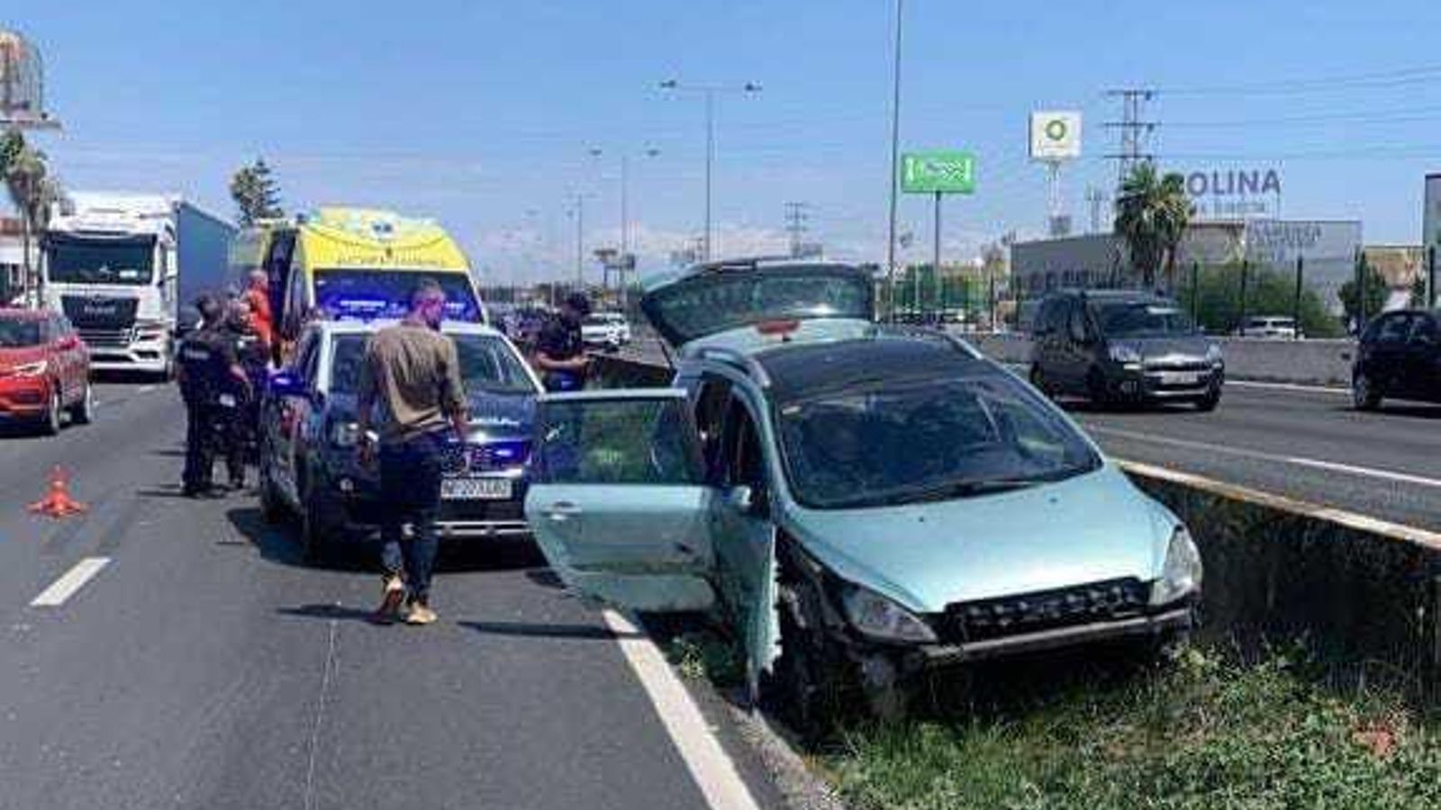 El vehículo sustraído, con la Policía y la ambulancia detrás. El vehículo sustraído, con la Policía y la ambulancia detrás.