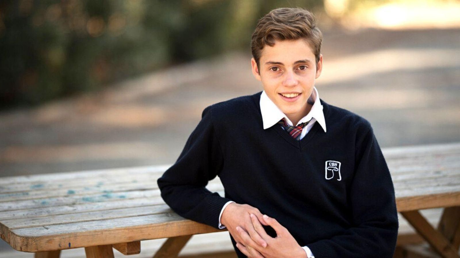Alumno de CBS disfrutando del entorno natural del que dispone el colegio.