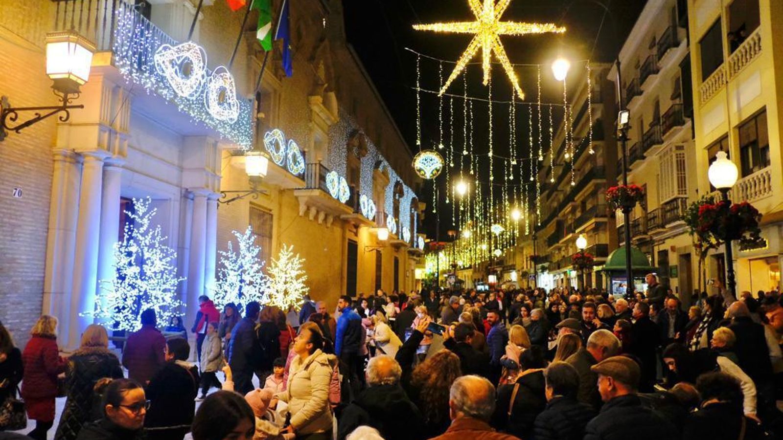 El alumbrado navideño en la remodelada calle. El alumbrado navideño en la remodelada calle.