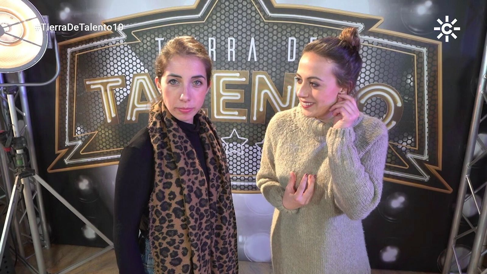 Diana Larios (izquierda), en el programa 'Tierra de talento'.