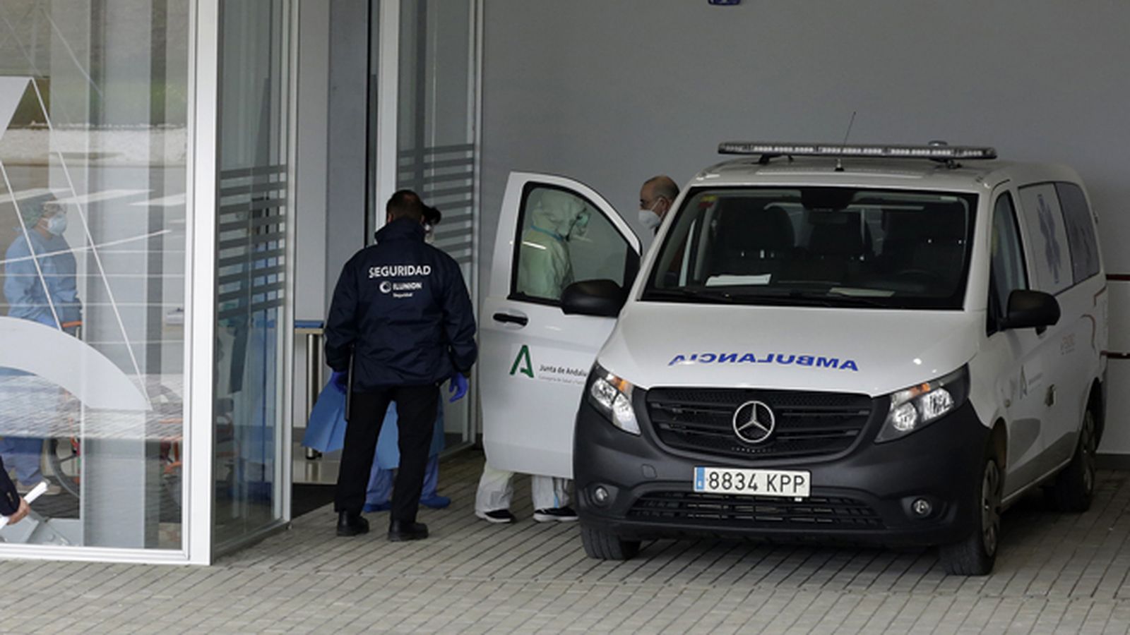 Traslado de un paciente al recientemente reabierto Hospital Militar de Sevilla.