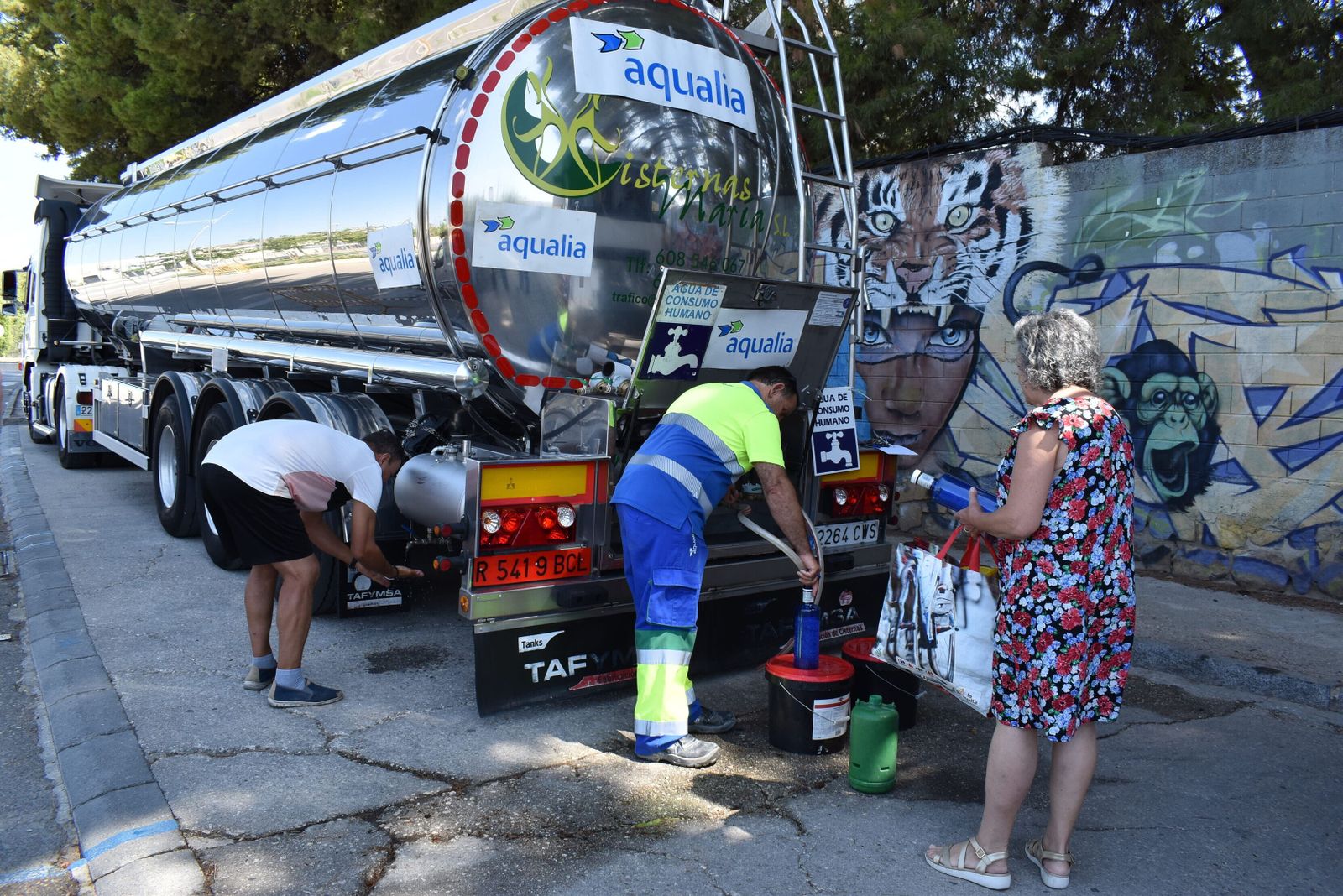 Recogida de agua potable en un camión cisterna en Baena.
