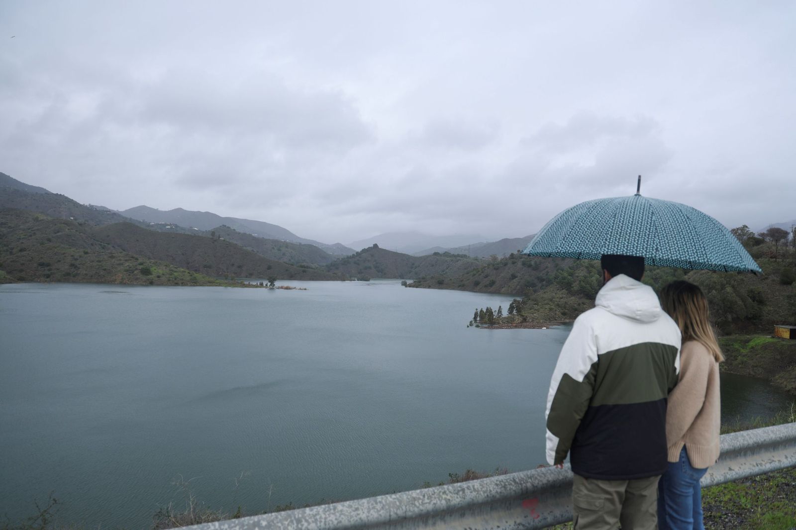 Una pareja contempla el embalse del Limonero, a tope de agua tras el paso de los últimos temporales.