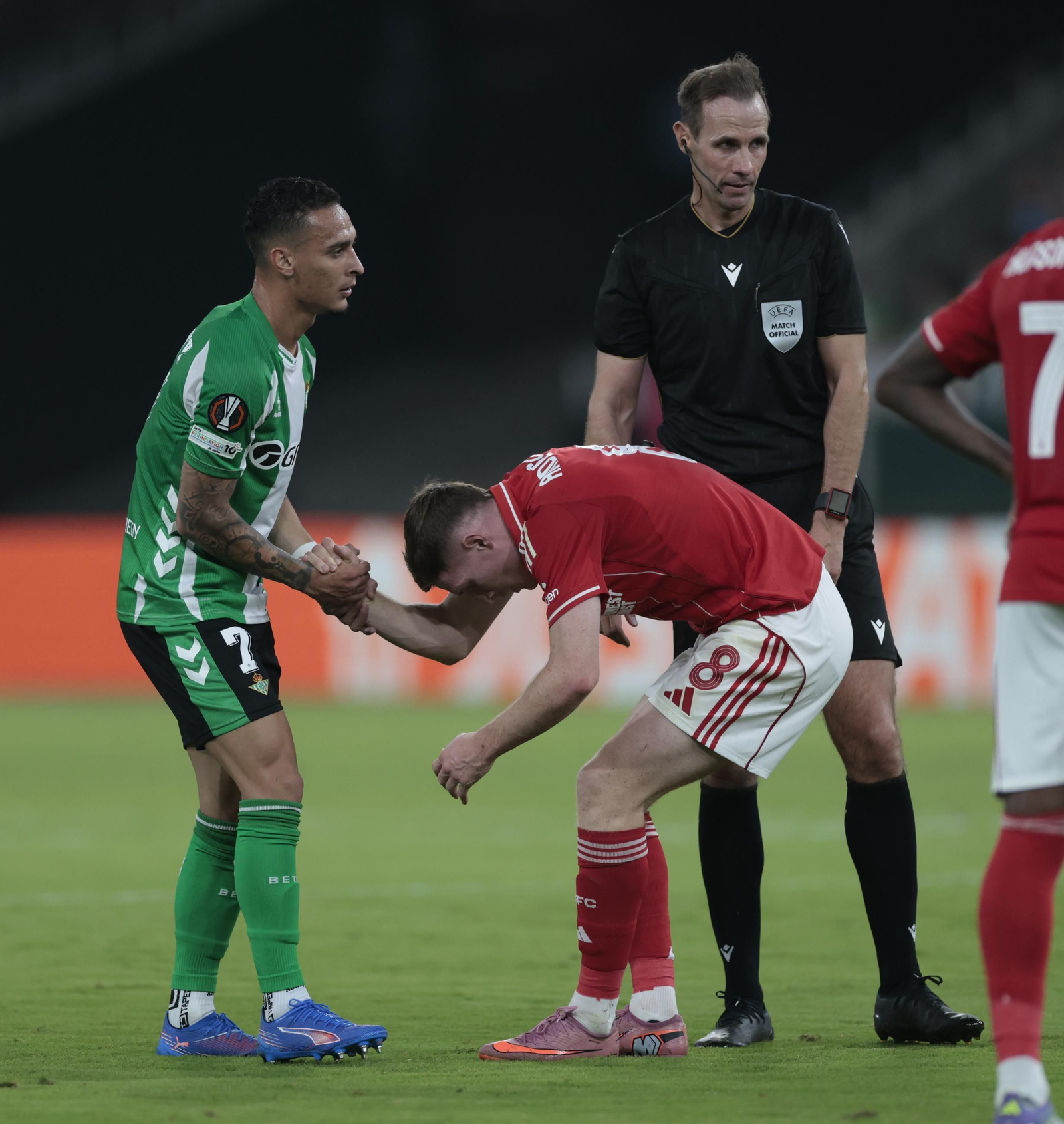 Antony ayuda a levantarse a Anderson en un lance de la segunda parte.