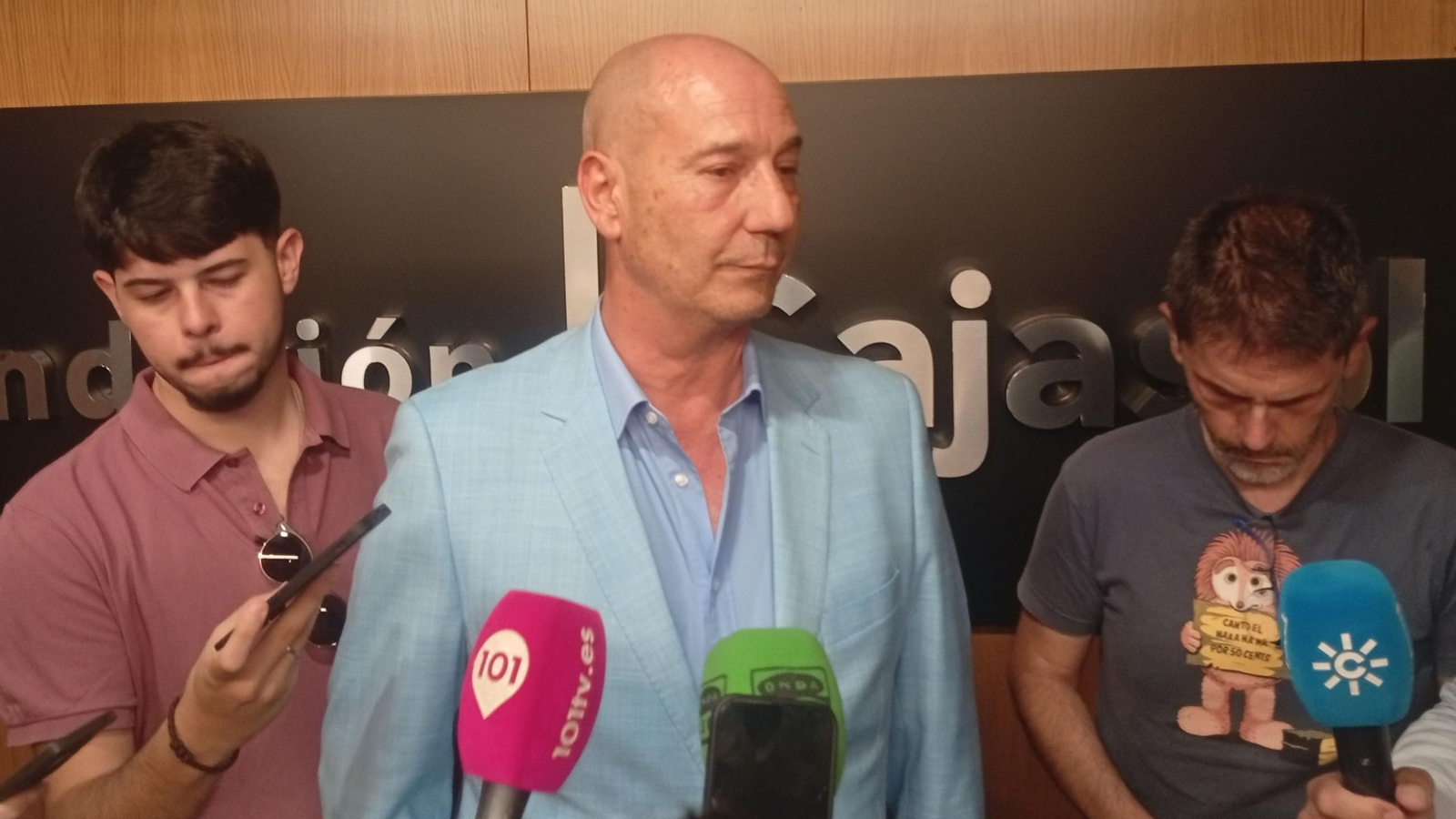 Pedro Fernández atiende a los medios de comunicación.