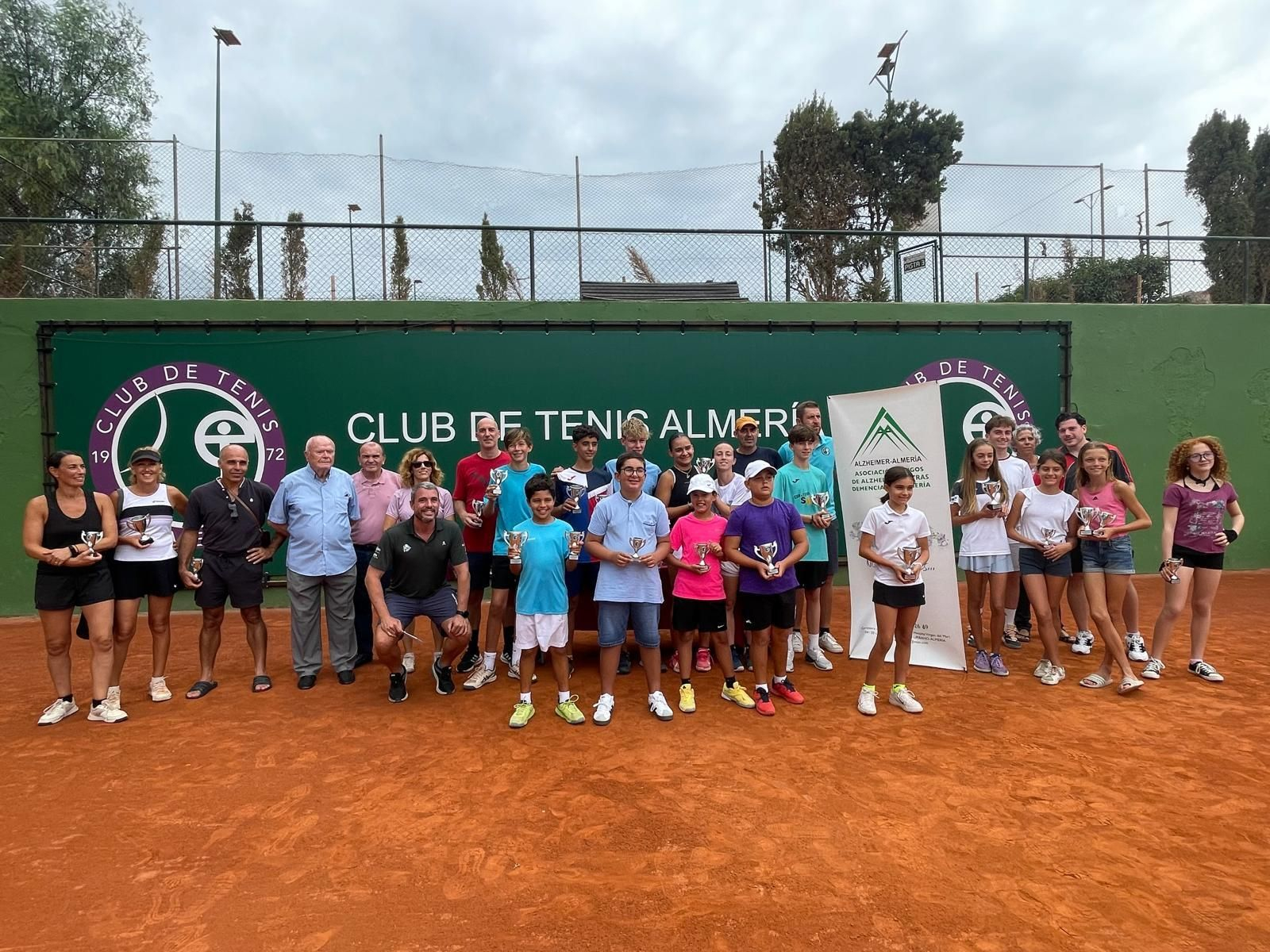 Todos los premiados en este II Torneo de Tenis solidario organizado con motivo del Día Mundial del Alzheimer.