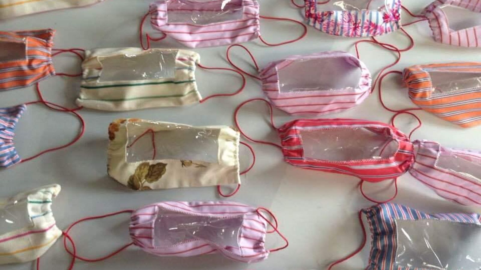 Las mascarillas incoporan una ventana de plástico que facilita la comprensión labial.