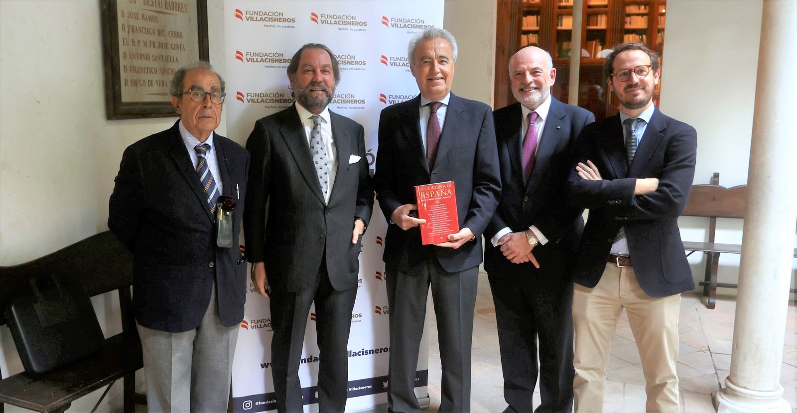 Moreno Alonso, Pérez Maura, Gutiérrez Alviz, Sánchez Saus y Campos Campayo con el libro ‘La Corona en España’.