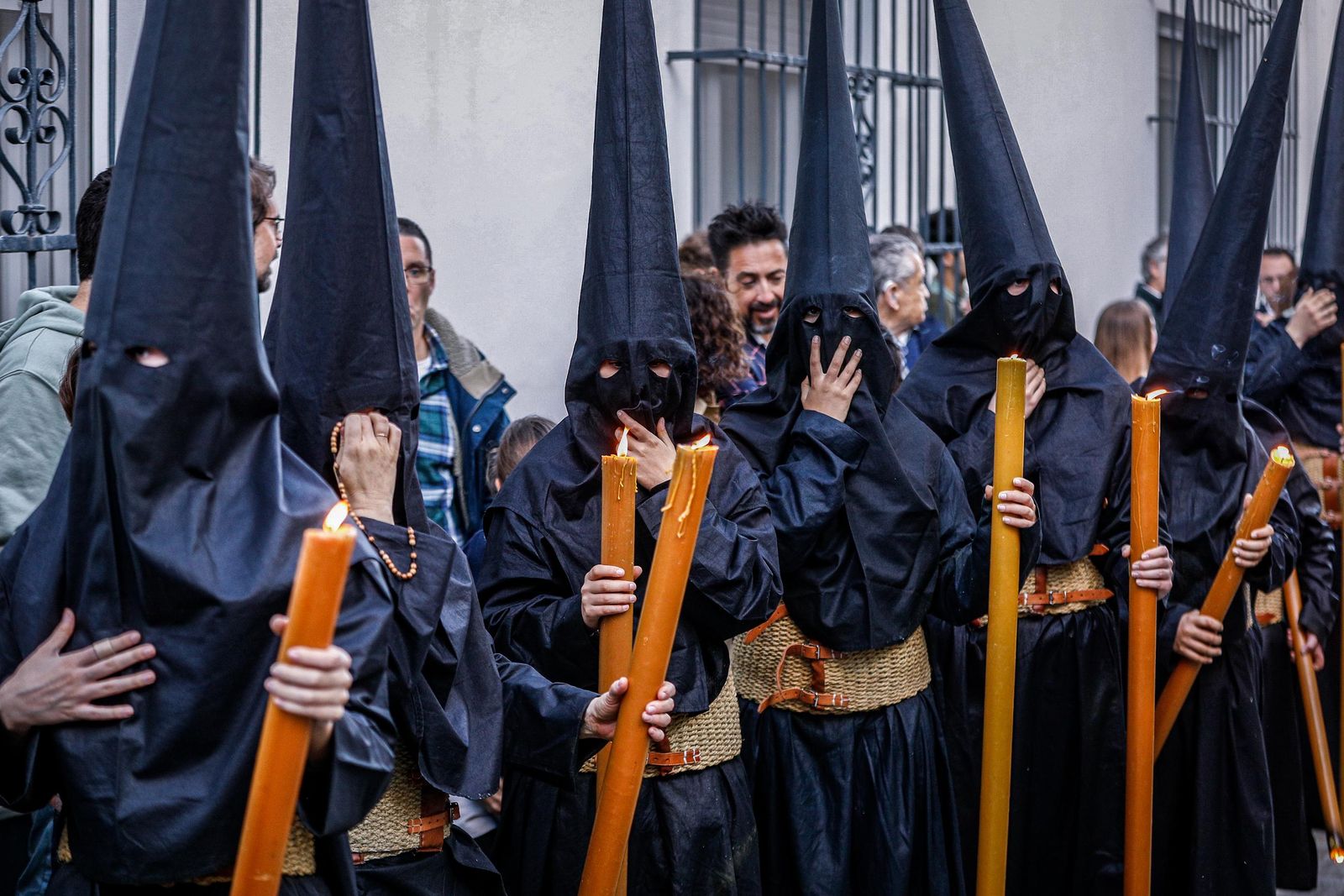 Imágenes de la salida de Santo Entierro en la Semana Santa de San Fernando 2025