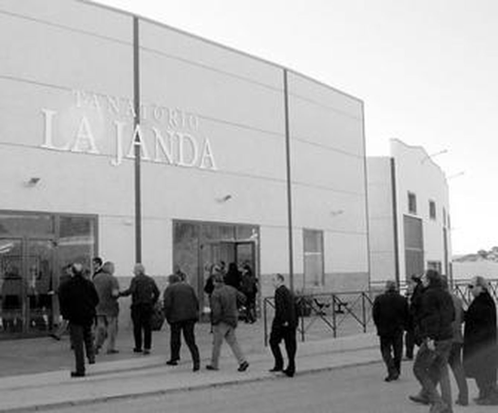 Varios asistentes a la inauguración del tanatorio llegando a las instalaciones.