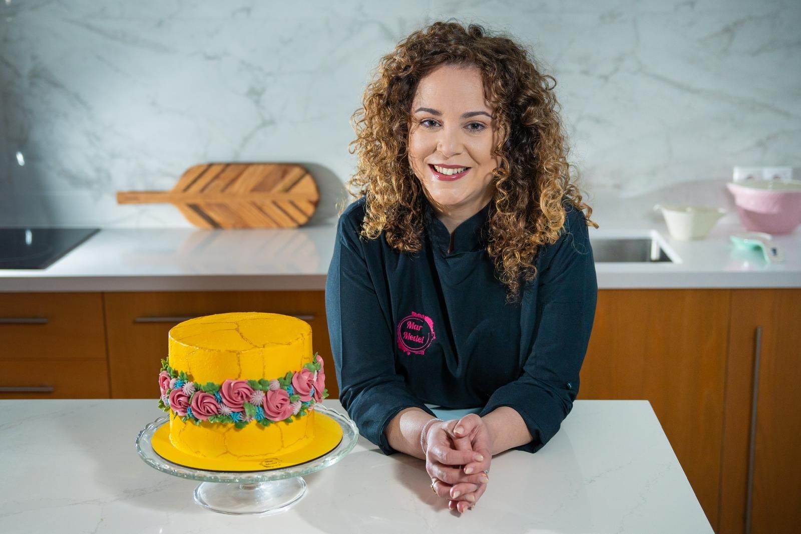 Mar Medel posa en su obrador con una de sus últimas creaciones