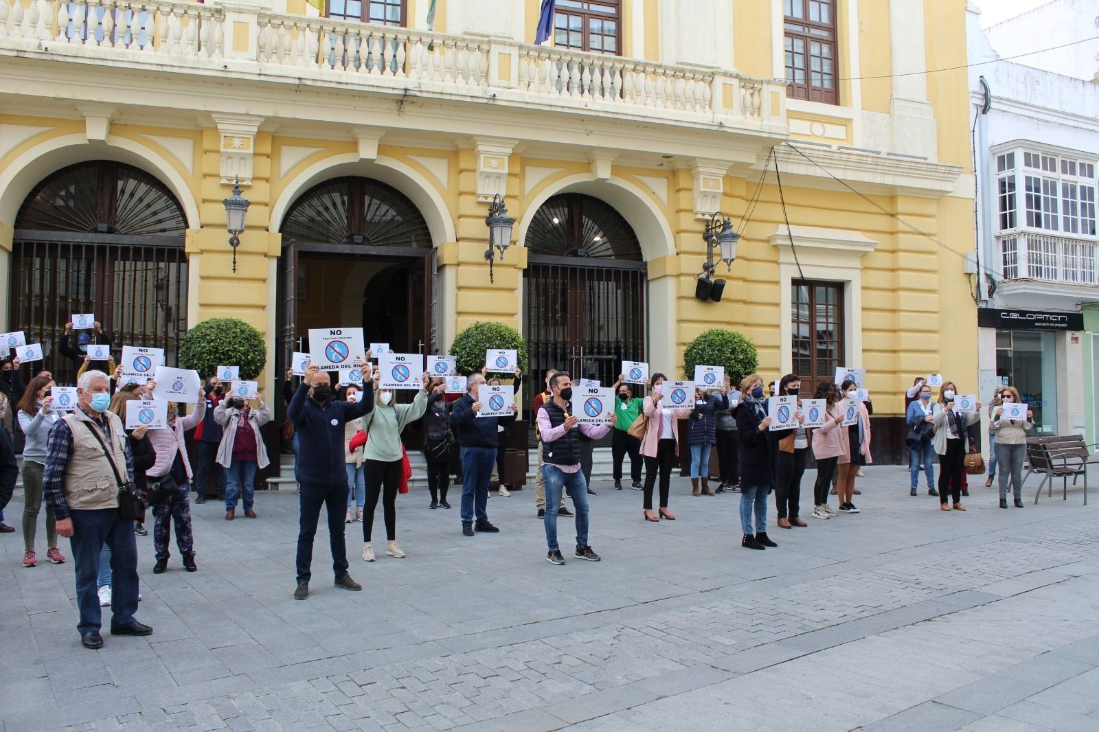 Protesta protagonizada en la mañana de este viernes por decenas de comerciantes y otros empresarios a las puertas del Ayuntamiento.