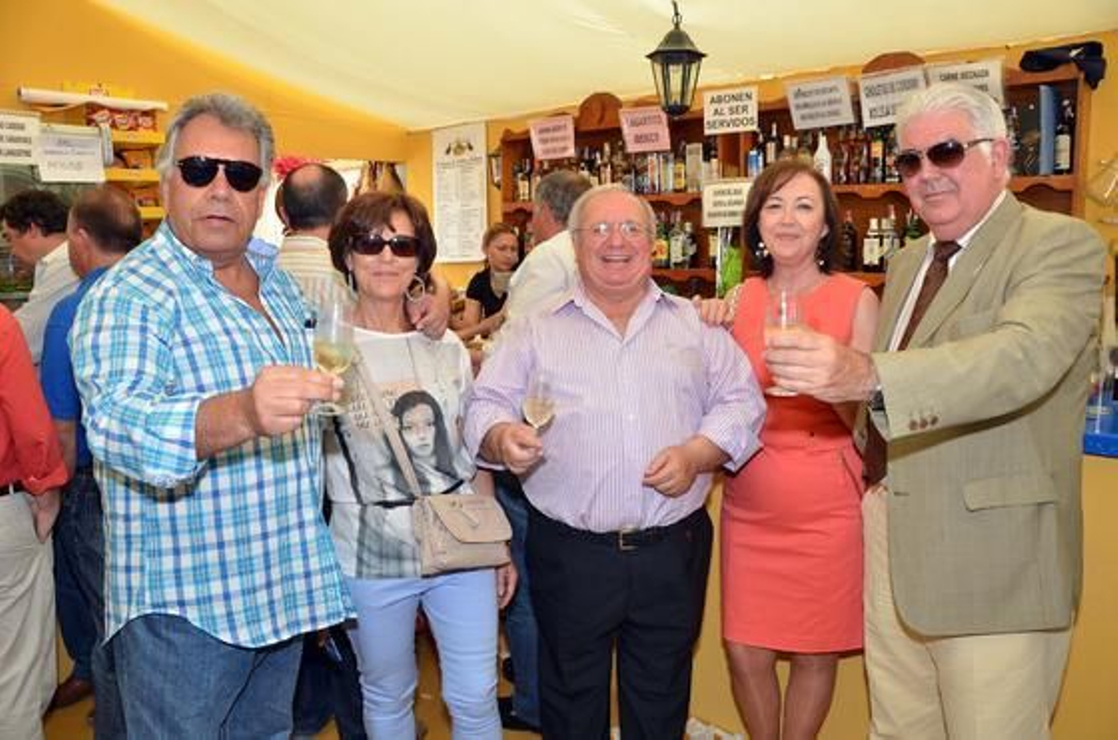 Pedro Carabante, Peri , humorista gráfico de Diario de Jerez, junto a su esposa Encarna Rodríguez; Alfonso Almagro, Pepe Galán y su mujer Marisa Carranza; ayer en la caseta de este medio en el Real de la Feria.

Foto: Manuel Aranda