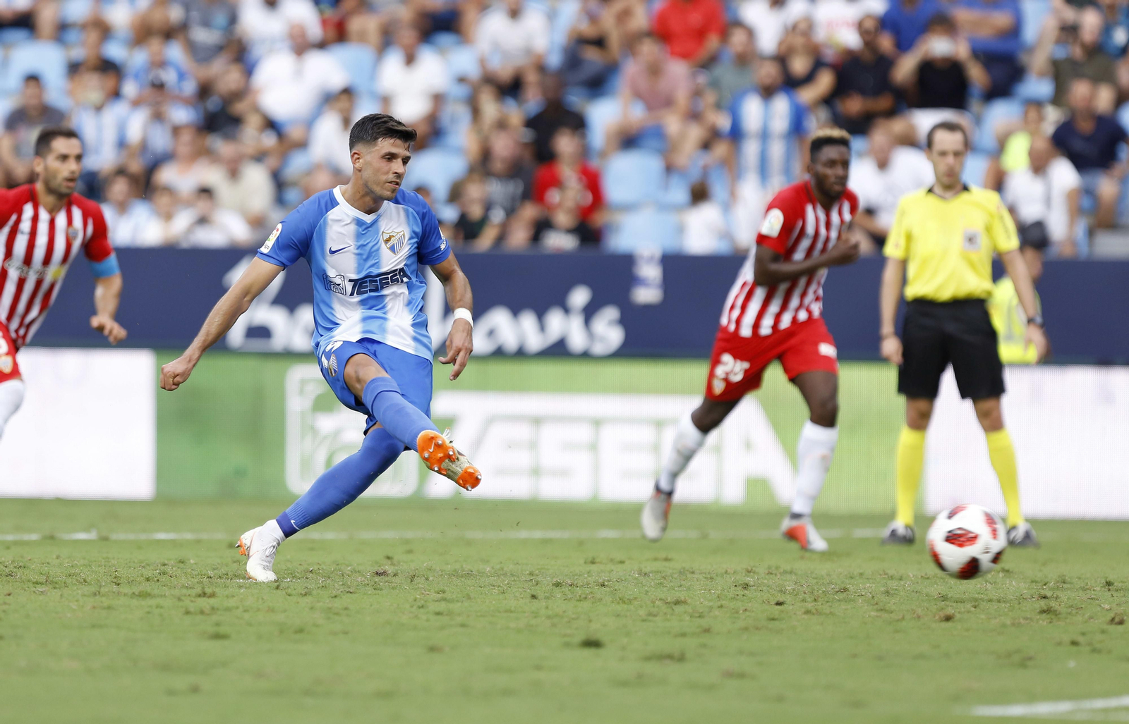Héctor Hernández lanza el penalti. Héctor Hernández lanza el penalti.