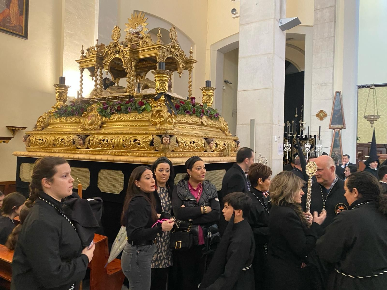 En imágenes: el Santo Sepulcro procesiona su luto por las calles de Jaén capital