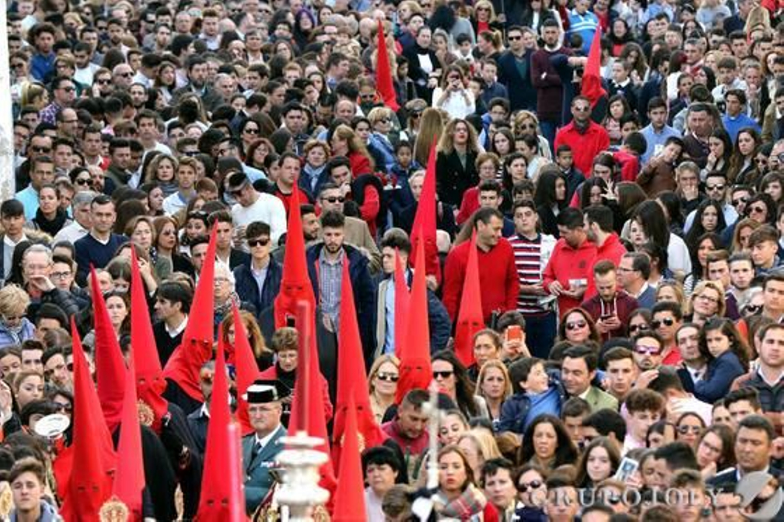 Cientos de personas esperan pacientemente en la plaza de San Mateo a que salga la Hermandad de Las Penas desde la iglesia del b

Foto: Miguel Angel Gonzalez