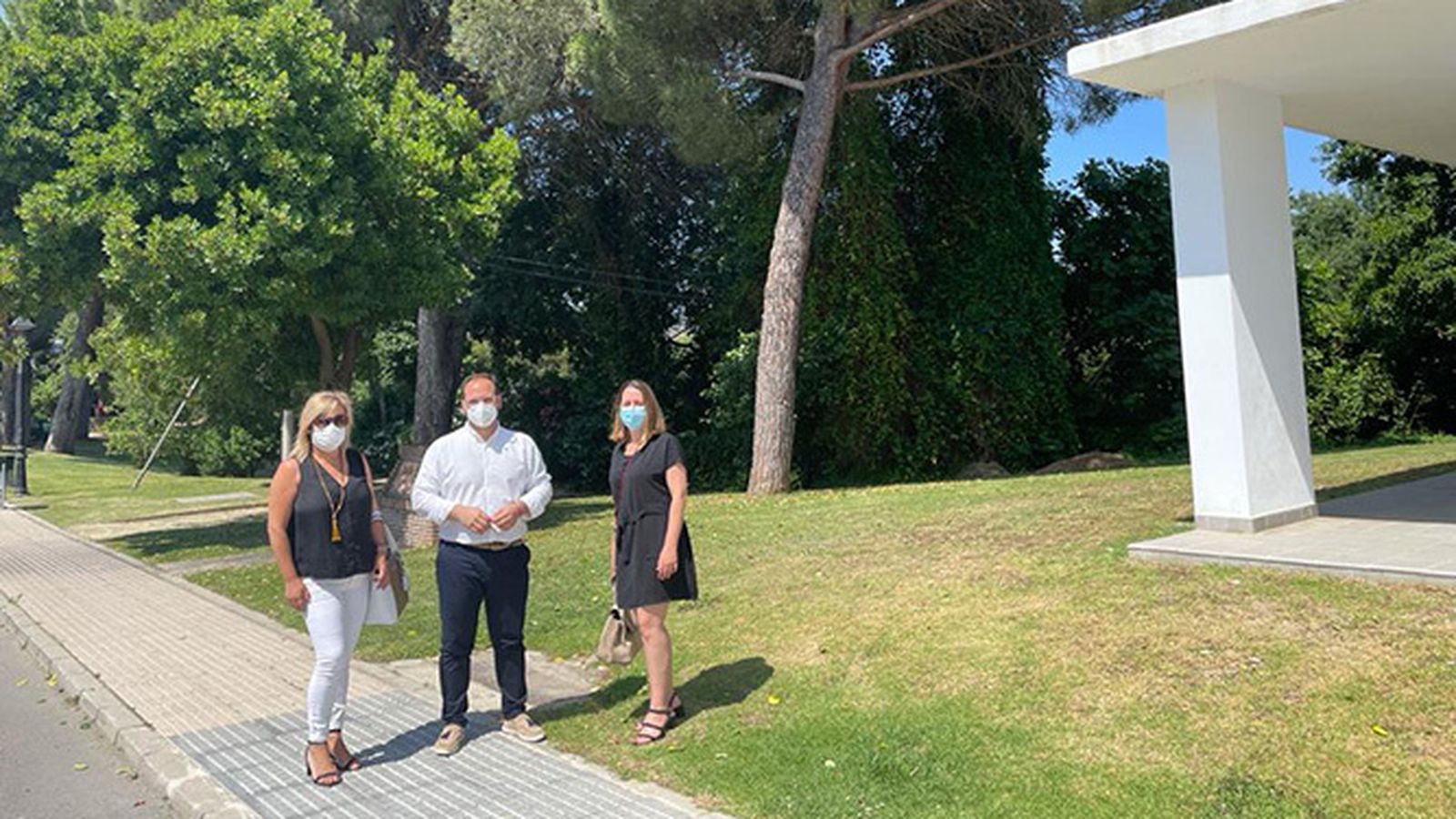 Los responsables municipales, junto a los terrenos de la nueva guardería.