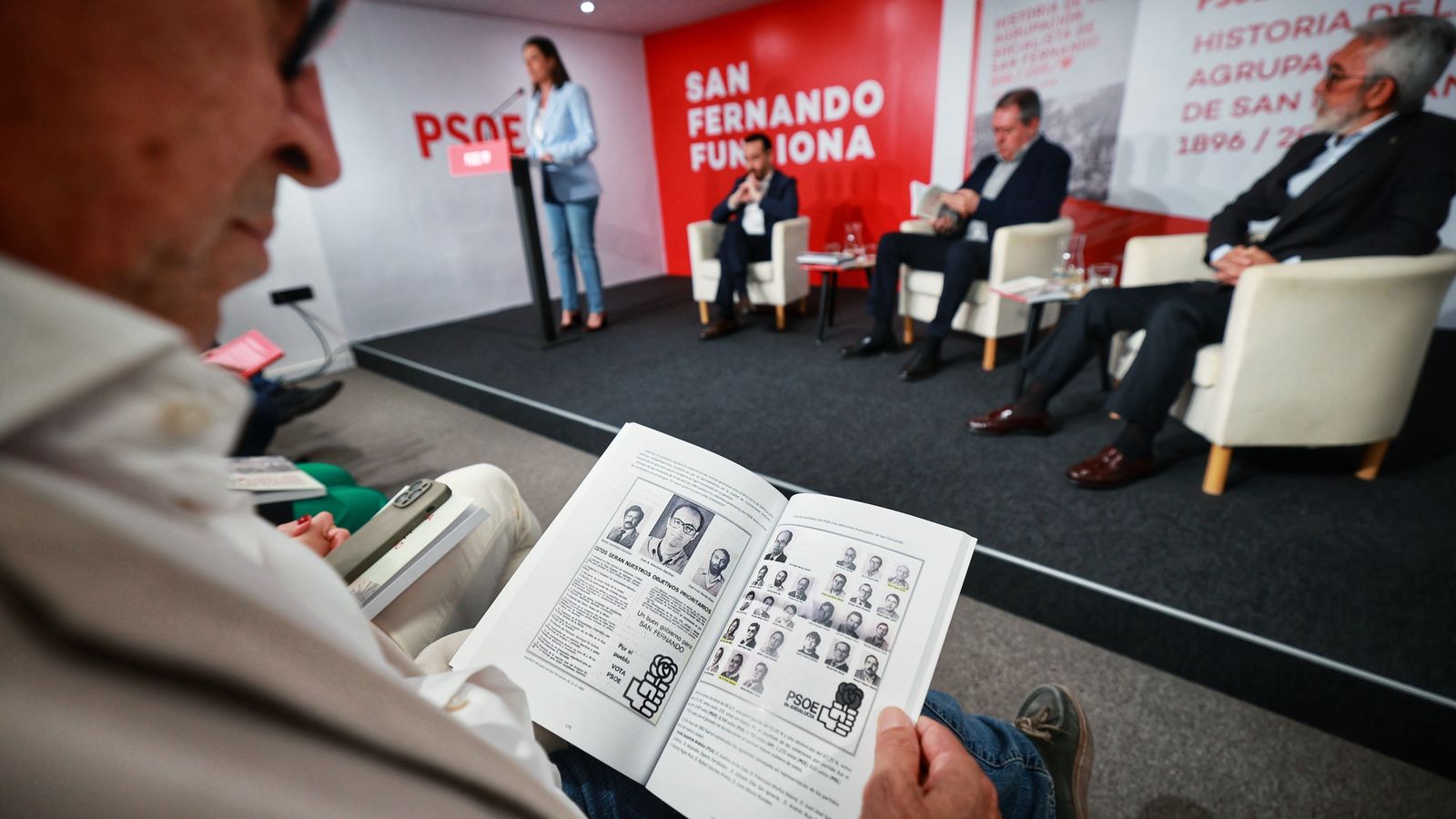 Acto de presentación del libro de Tito Valencia sobre la historia del PSOE de San Fernando.
