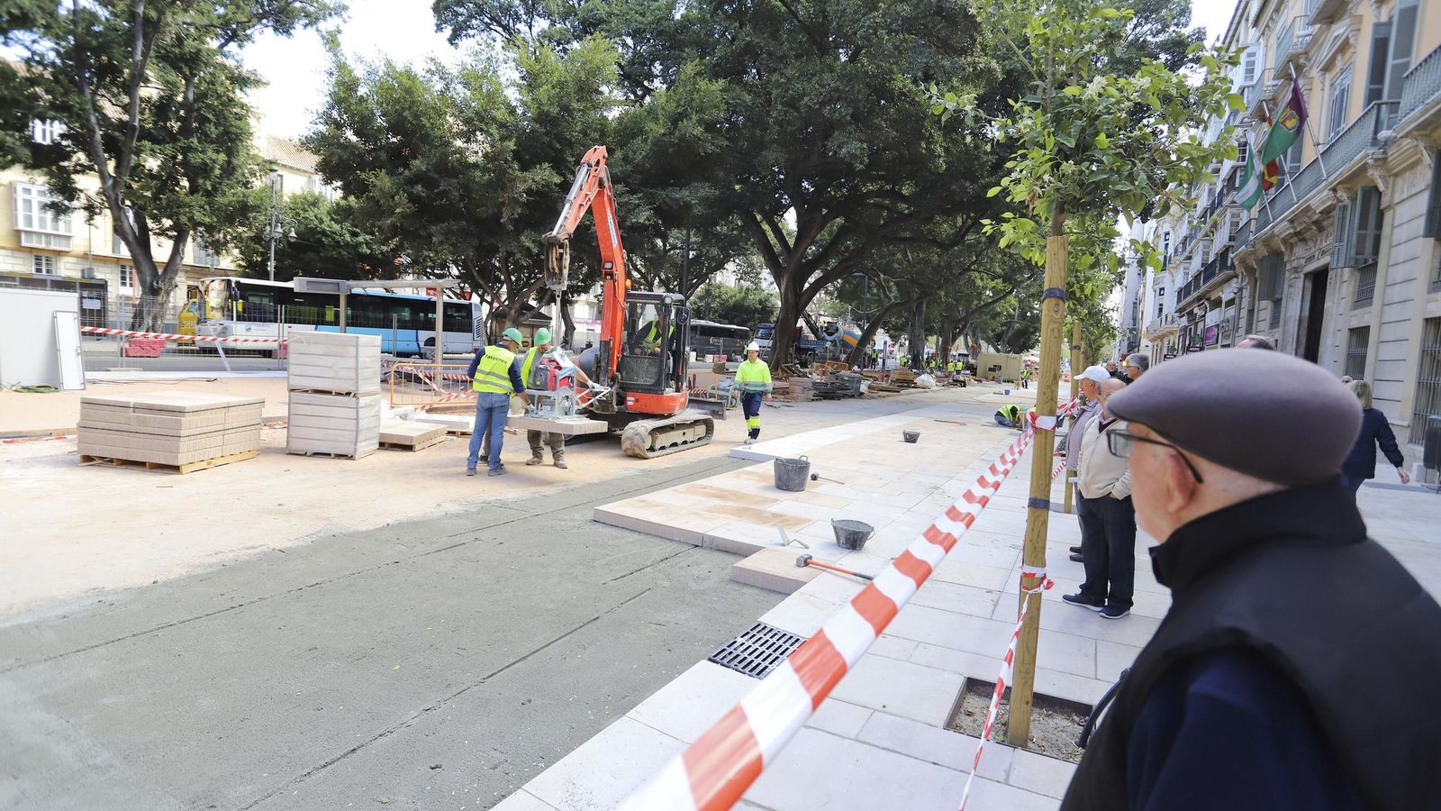 Un señor observa las obras para semipeatonalizar la Alameda.