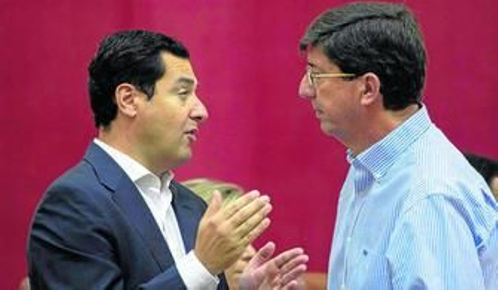 Juan Marín y Juanma Moreno conversan en un pleno del Parlamento andaluz.